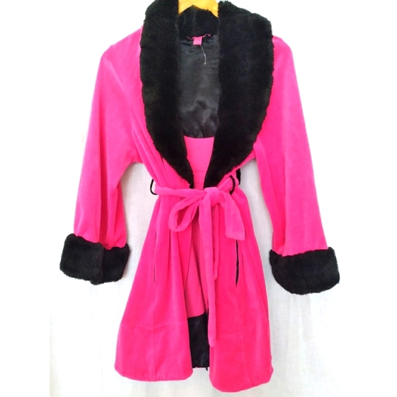 Betsey Johnson Other - Betsey Johnson Robe